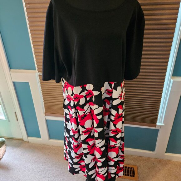 Beautiful Nemidor Black/Red/White Floral Dress with Pockets. Size 22. - Picture 3 of 4